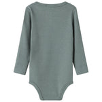 Grøn ribstrikket body med lange ærmer og knapper til baby