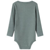 Grøn ribstrikket body med lange ærmer og knapper til baby