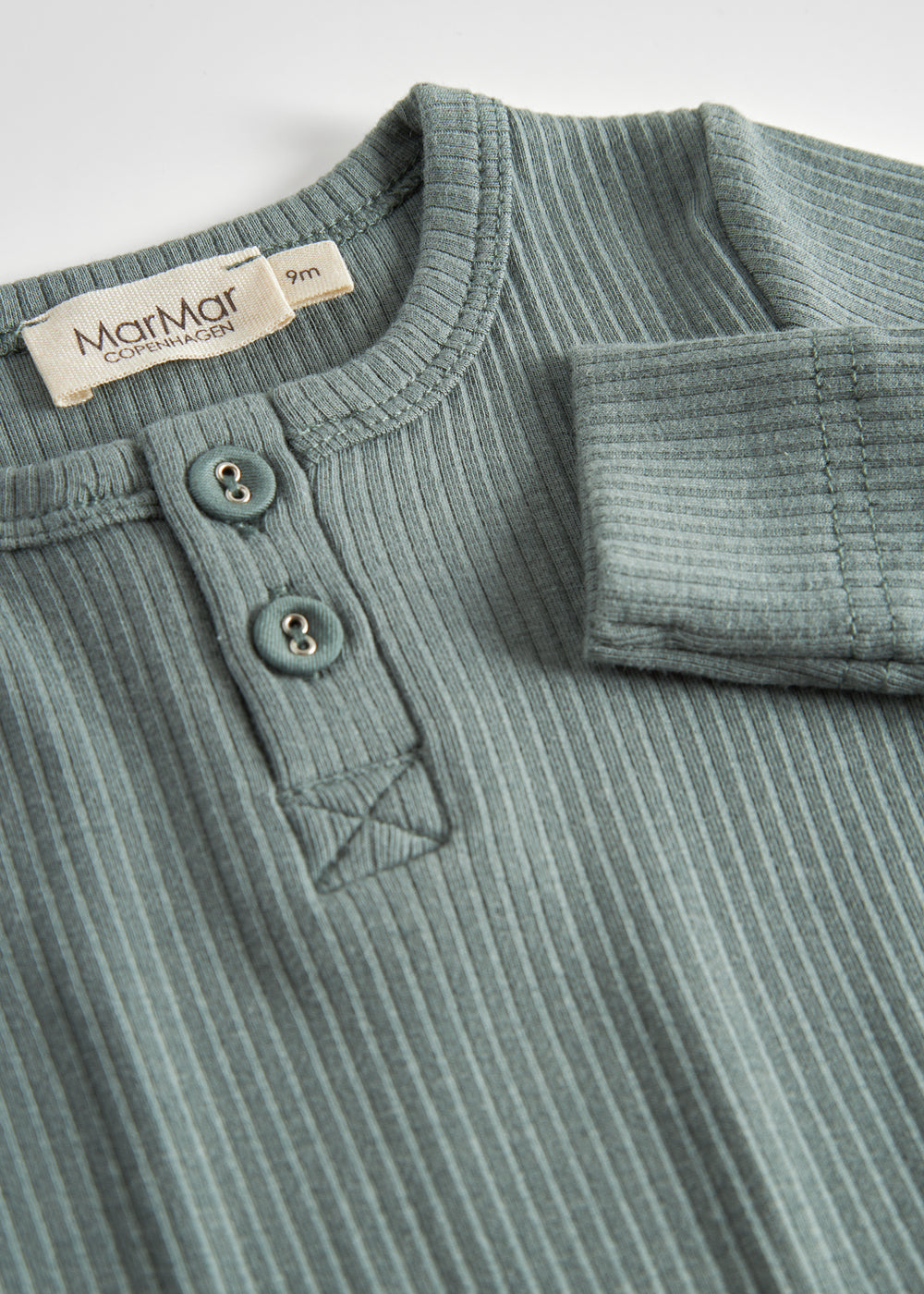 Grøn ribstrikket body med lange ærmer og knapper til baby