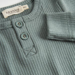 Grøn ribstrikket body med lange ærmer og knapper til baby