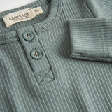 Grøn ribstrikket body med lange ærmer og knapper til baby