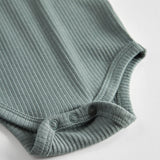 Grøn ribstrikket body med lange ærmer og knapper til baby