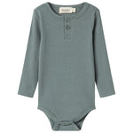 Grøn ribstrikket body med lange ærmer og knapper til baby