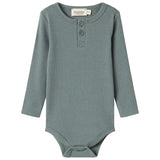 Grøn ribstrikket body med lange ærmer og knapper til baby