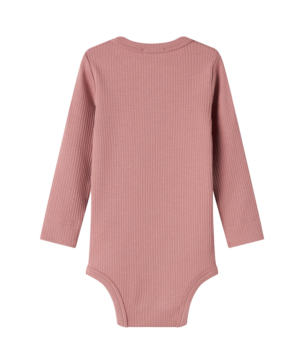 Lyserød ribstrikket babybody med lange ærmer og knapper
