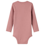 Lyserød ribstrikket babybody med lange ærmer og knapper