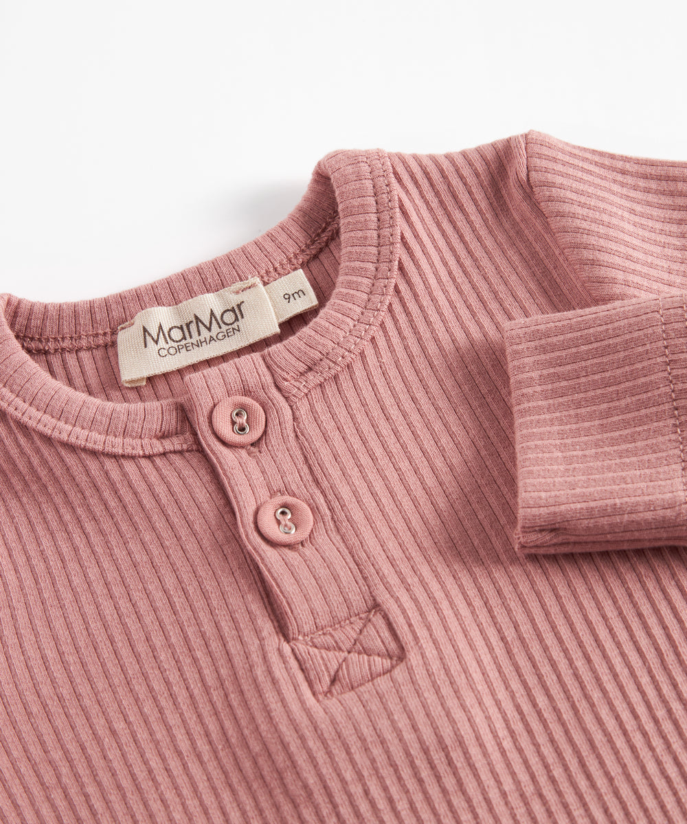 Lyserød ribstrikket babybody med lange ærmer og knapper