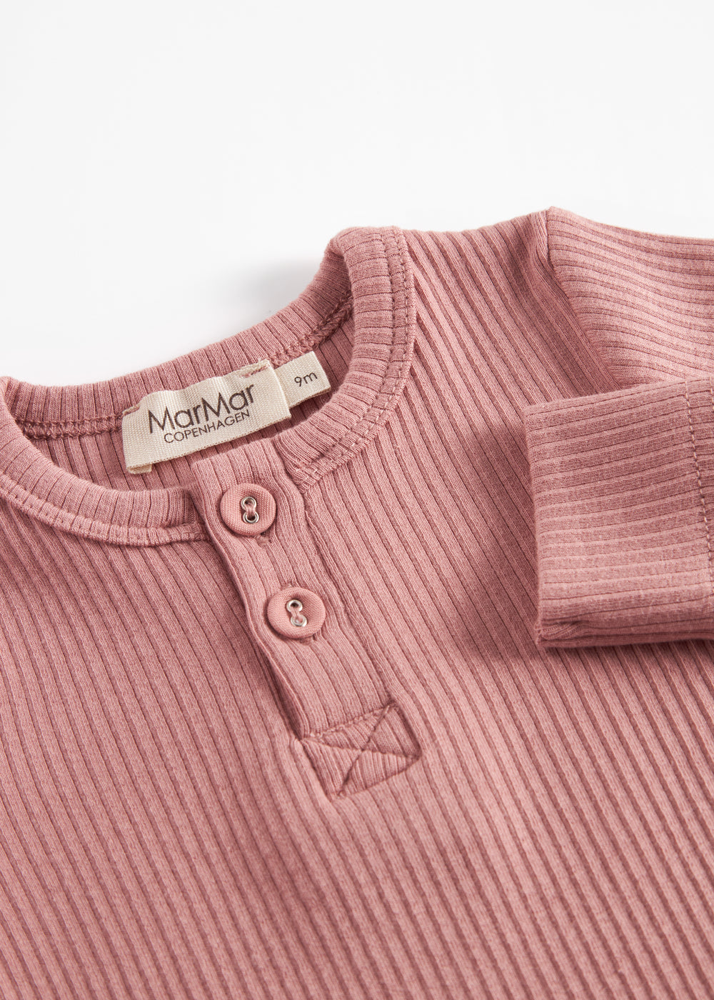 Lyserød ribstrikket babybody med lange ærmer og knapper