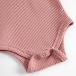 Lyserød ribstrikket babybody med lange ærmer og knapper