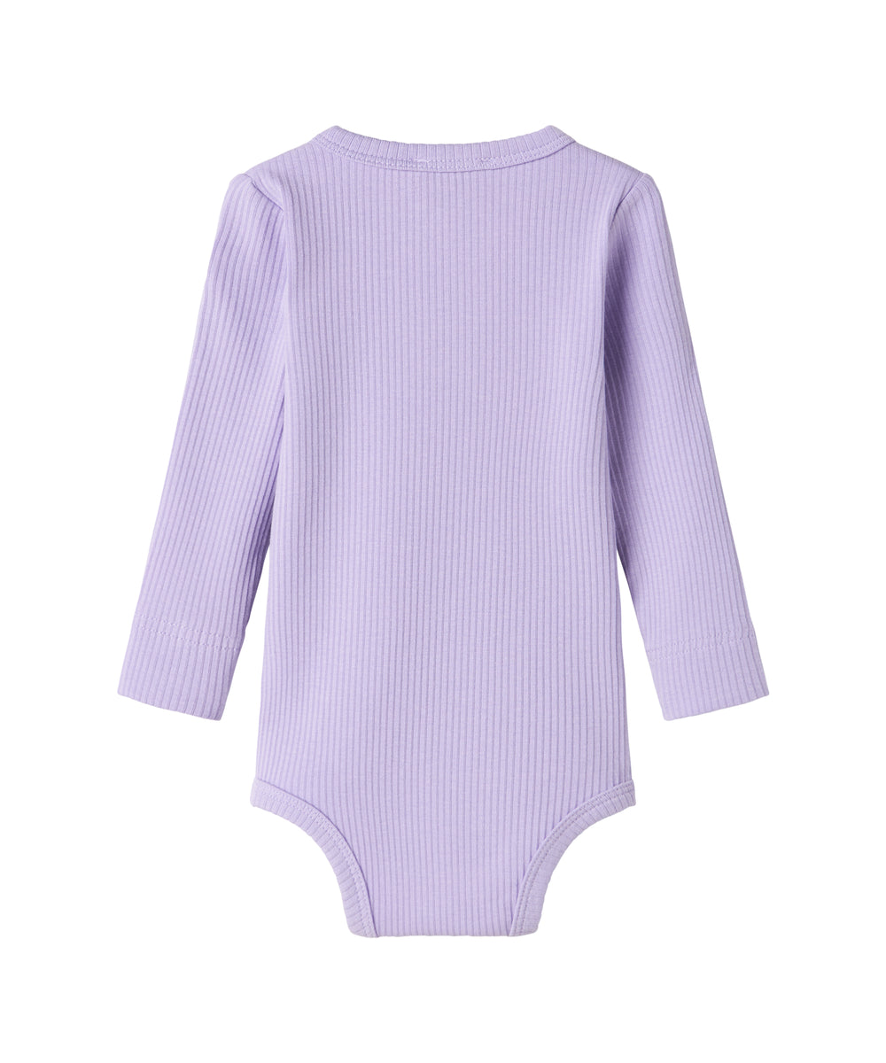 Lilla ribstrikket babybody med lange ærmer, stolpe knaplukning og trykknapper mellem benene