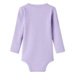 Lilla ribstrikket babybody med lange ærmer, stolpe knaplukning og trykknapper mellem benene