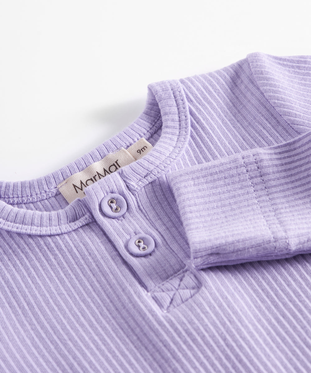 Lilla ribstrikket babybody med lange ærmer, stolpe knaplukning og trykknapper mellem benene