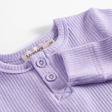 Lilla ribstrikket babybody med lange ærmer, stolpe knaplukning og trykknapper mellem benene