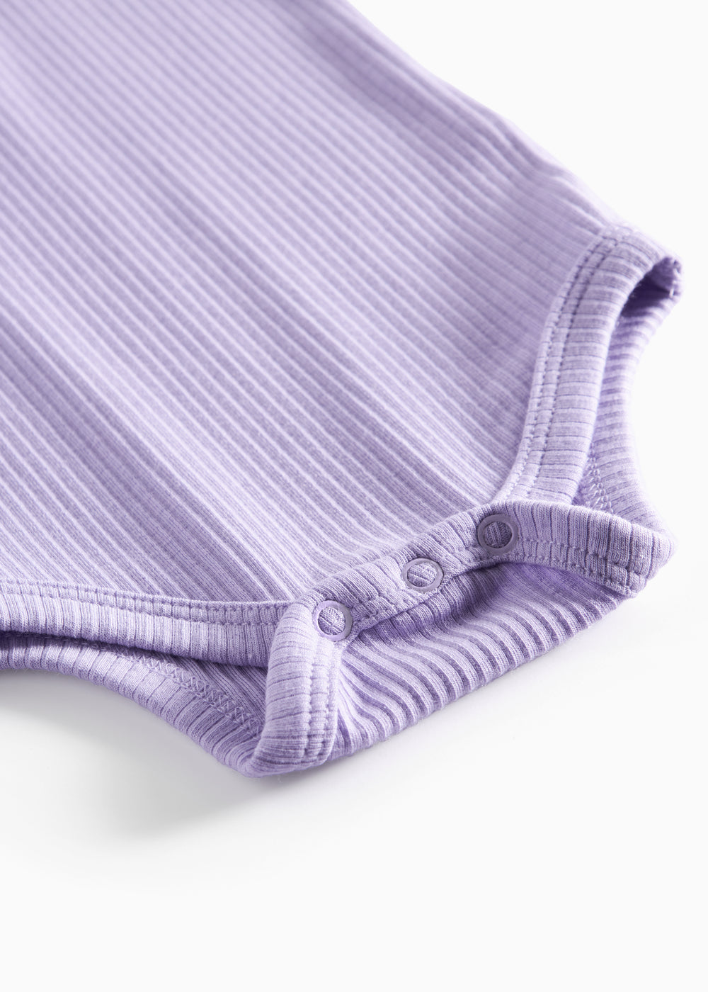 Lilla ribstrikket babybody med lange ærmer, stolpe knaplukning og trykknapper mellem benene