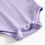 Lilla ribstrikket babybody med lange ærmer, stolpe knaplukning og trykknapper mellem benene