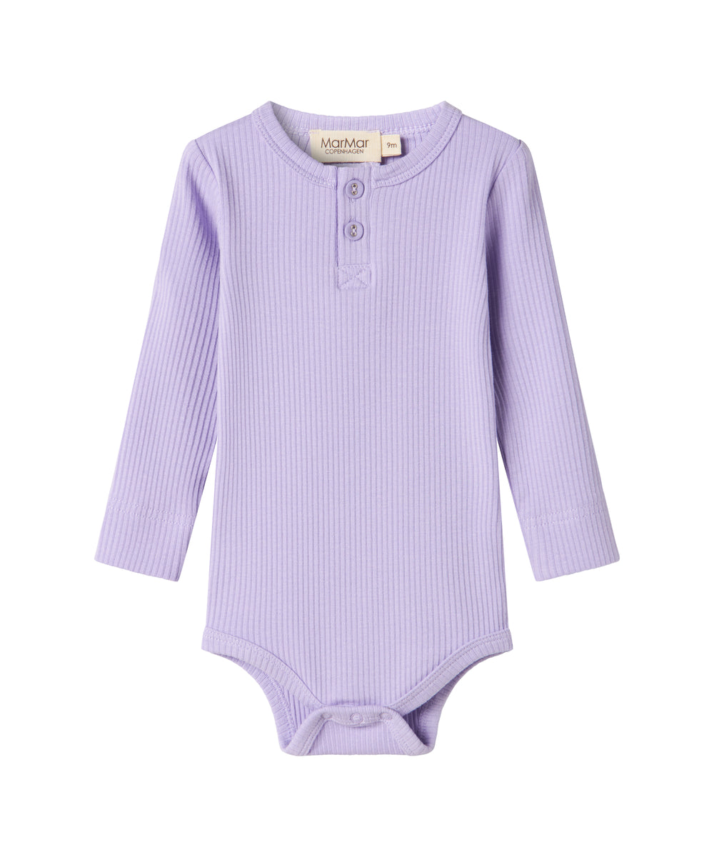 Lilla ribstrikket babybody med lange ærmer, stolpe knaplukning og trykknapper mellem benene