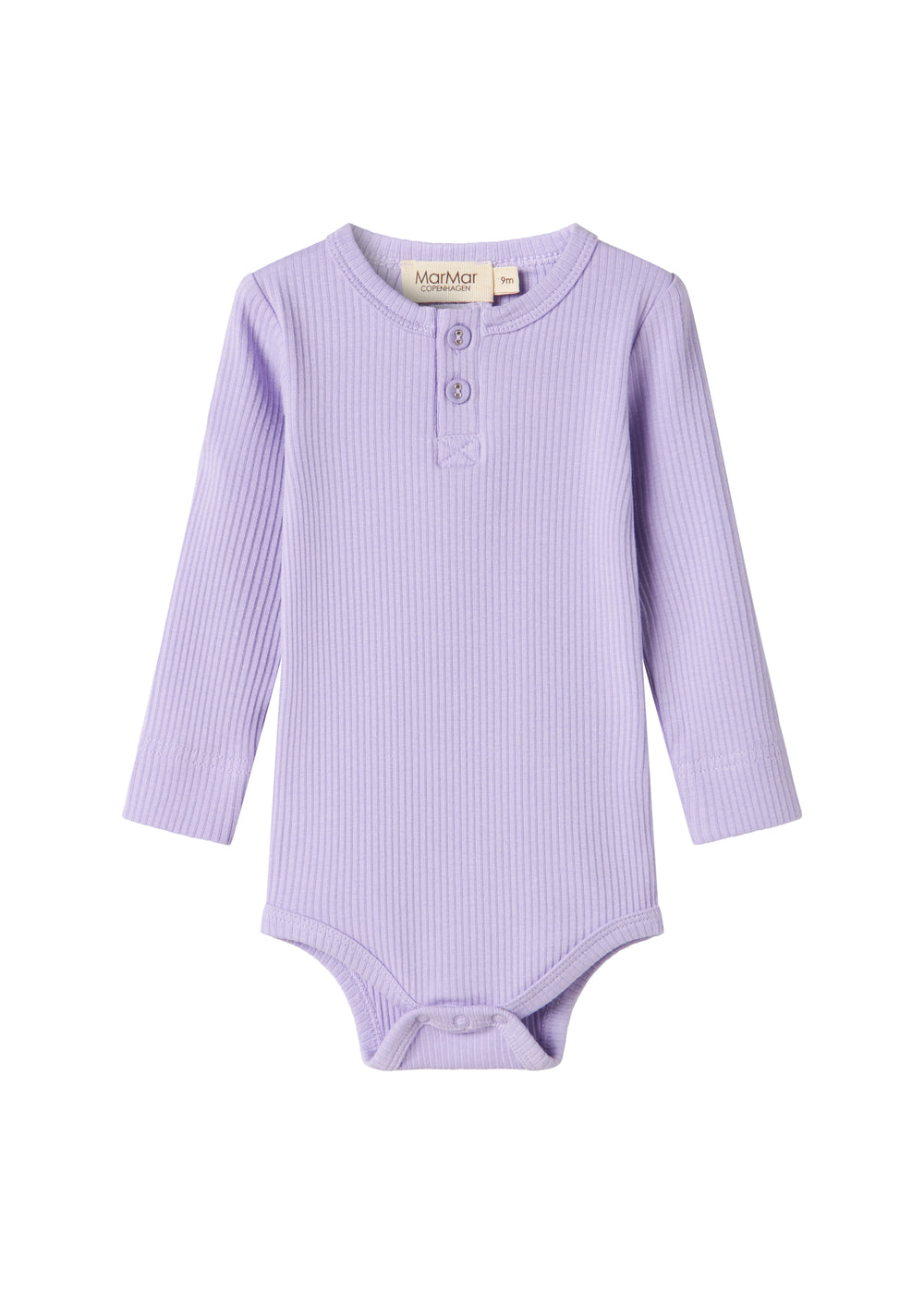 Lilla ribstrikket babybody med lange ærmer, stolpe knaplukning og trykknapper mellem benene