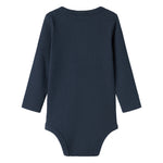 Blå ribstrikket babybody med lange ærmer, stolpe knaplukning og trykknapper mellem benene