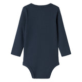 Blå ribstrikket babybody med lange ærmer, stolpe knaplukning og trykknapper mellem benene