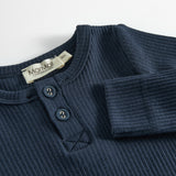 Blå ribstrikket babybody med lange ærmer, stolpe knaplukning og trykknapper mellem benene