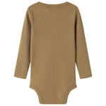 Brun ribstrikket babybody med lange ærmer, stolpe knaplukning og trykknapper mellem benene