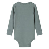 Grøn ribstrikket body med lange ærmer til baby