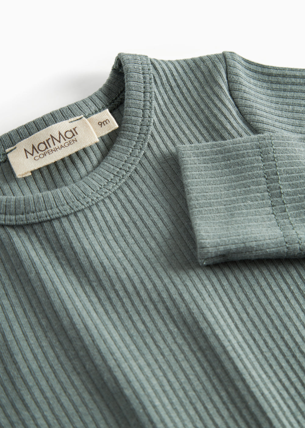 Grøn ribstrikket body med lange ærmer til baby