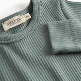 Grøn ribstrikket body med lange ærmer til baby