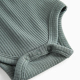 Grøn ribstrikket body med lange ærmer til baby