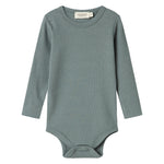 Grøn ribstrikket body med lange ærmer til baby
