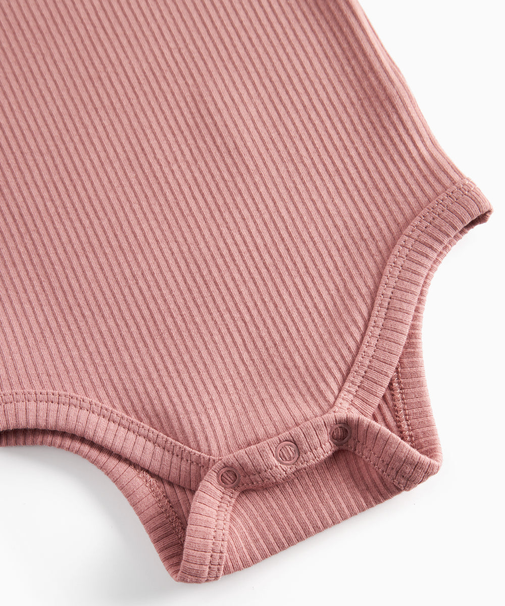 Lyserød ribstrikket body med lange ærmer til børn