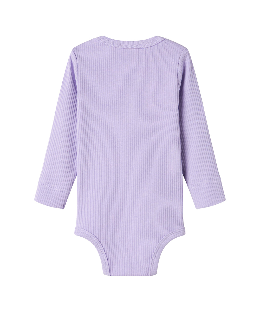 Lilla ribstrikket babybody med lange ærmer og knapper mellem benene
