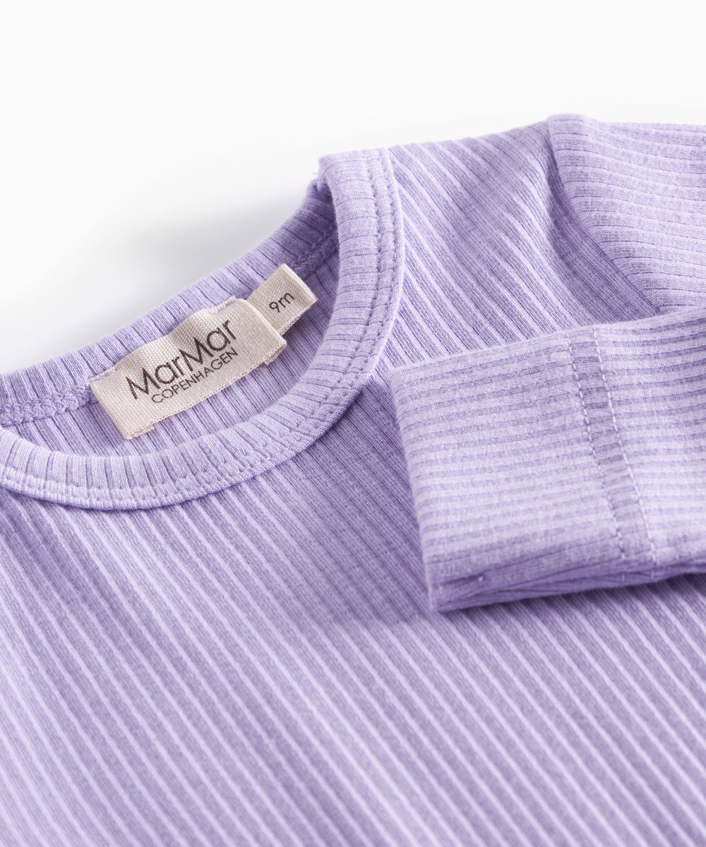 Lilla ribstrikket babybody med lange ærmer og knapper mellem benene