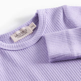 Lilla ribstrikket babybody med lange ærmer og knapper mellem benene