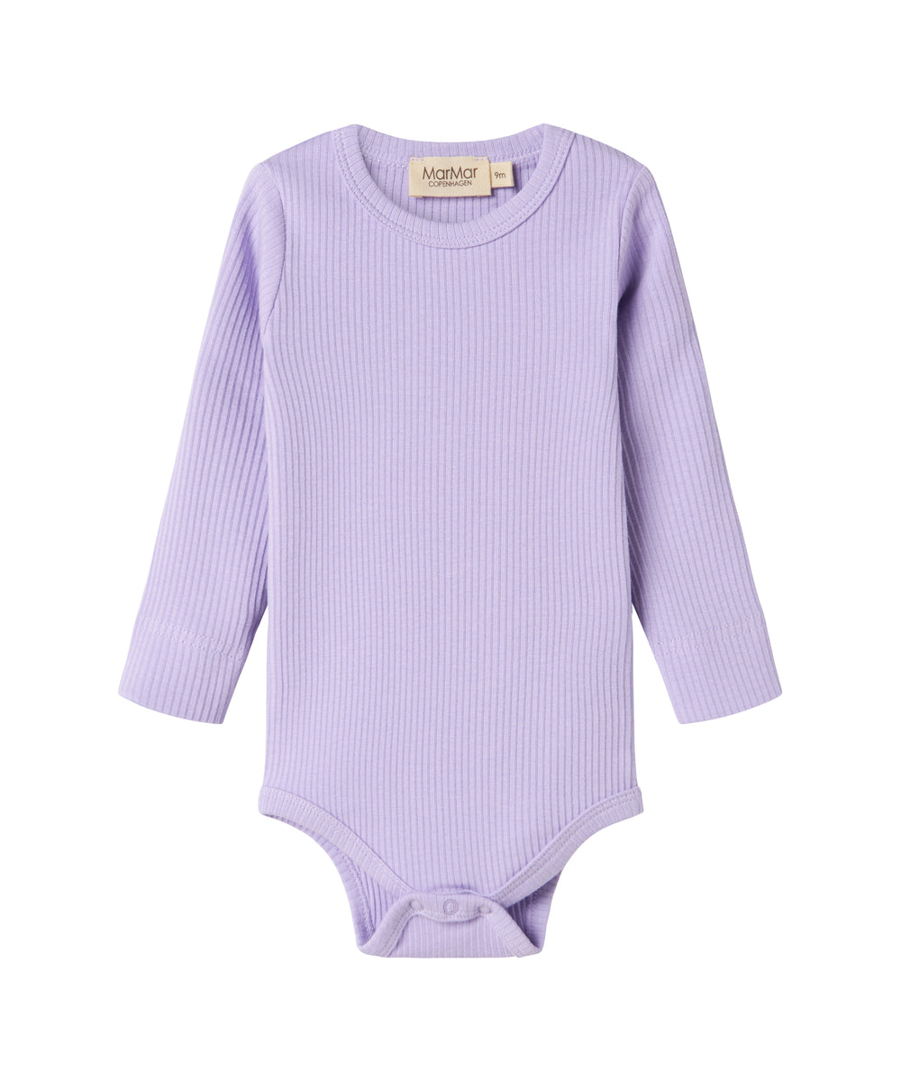 Lilla ribstrikket babybody med lange ærmer og knapper mellem benene