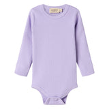 Lilla ribstrikket babybody med lange ærmer og knapper mellem benene