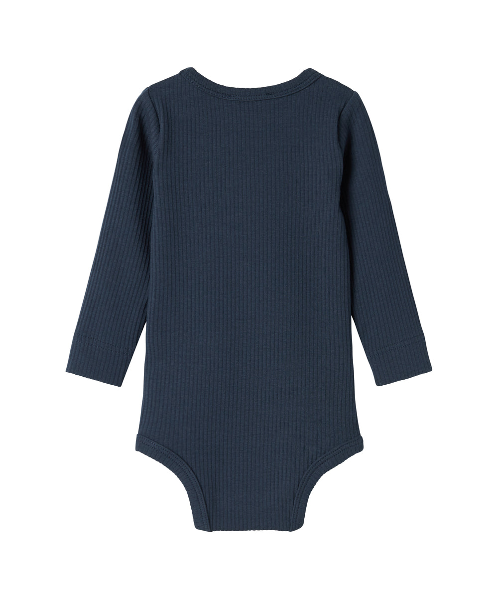 Blå ribstrikket babybody med lange ærmer og knapper mellem benene