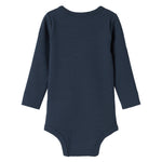 Blå ribstrikket babybody med lange ærmer og knapper mellem benene