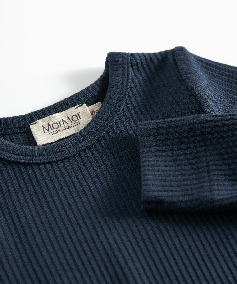 Blå ribstrikket babybody med lange ærmer og knapper mellem benene