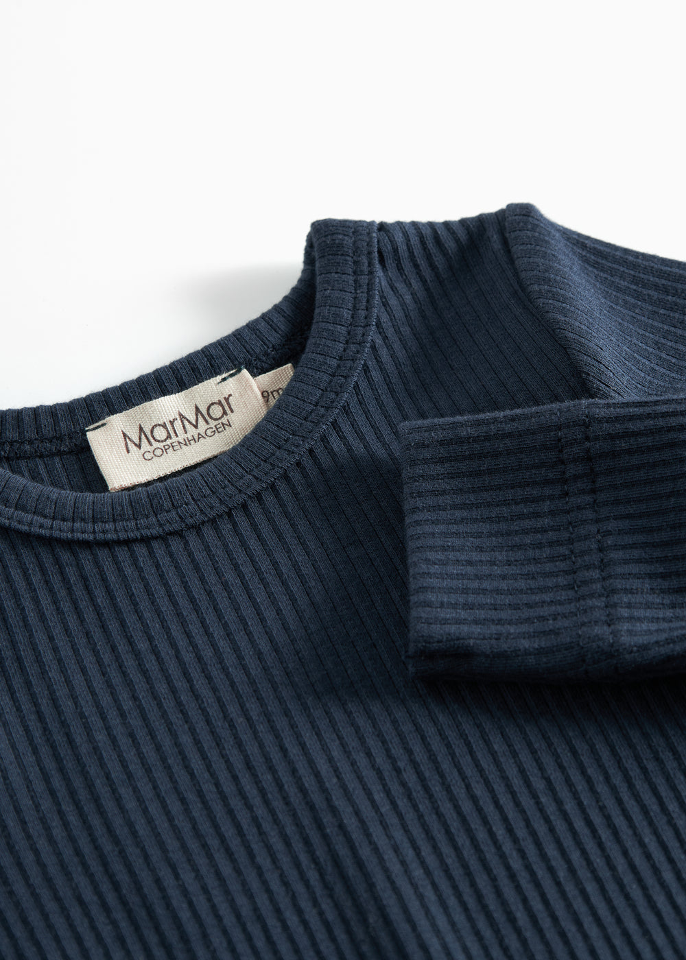 Blå ribstrikket babybody med lange ærmer og knapper mellem benene