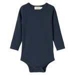 Blå ribstrikket babybody med lange ærmer og knapper mellem benene