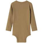 Brun ribstrikket babybody med lange ærmer og knapper mellem benene