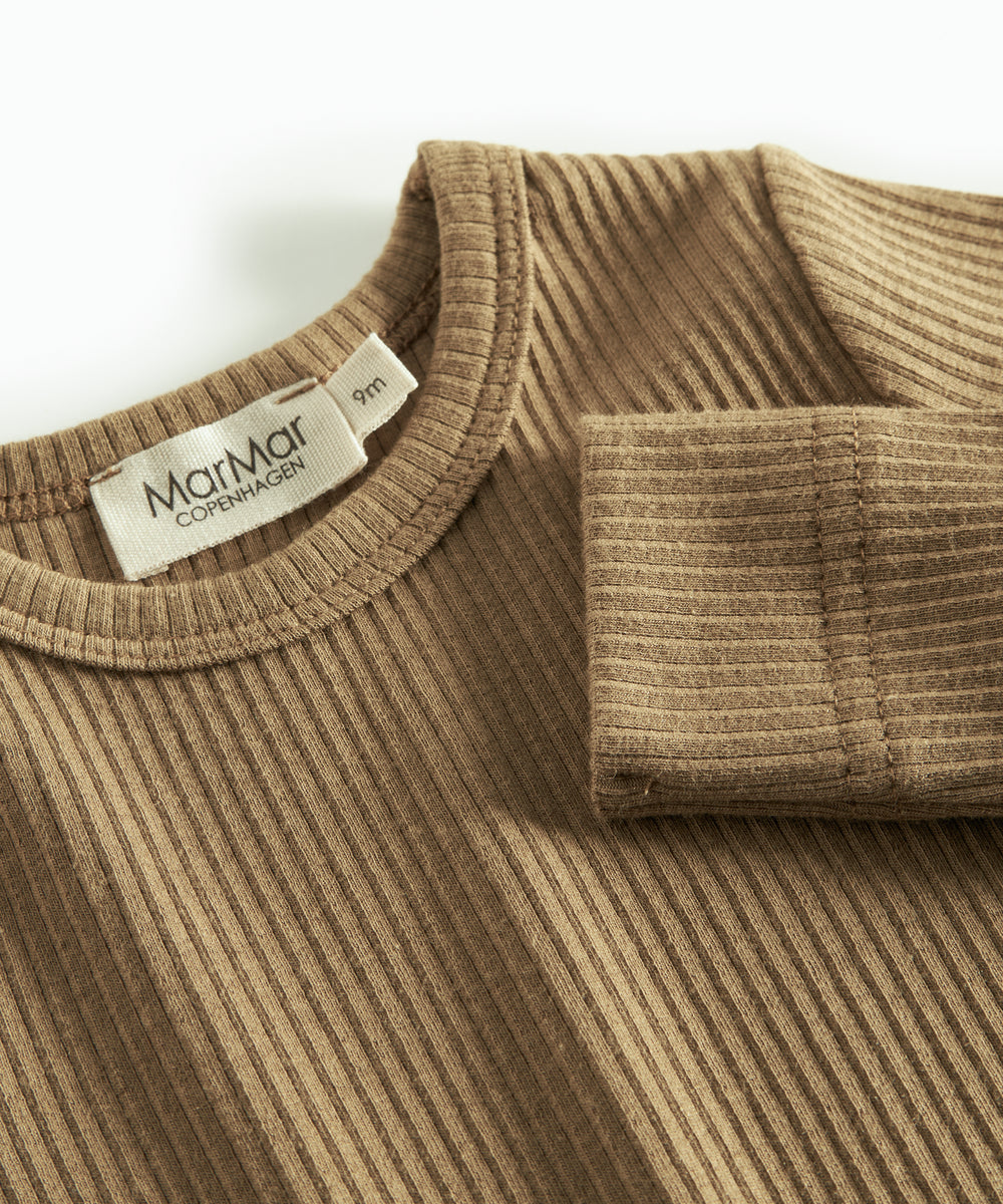 Brun ribstrikket babybody med lange ærmer og knapper mellem benene