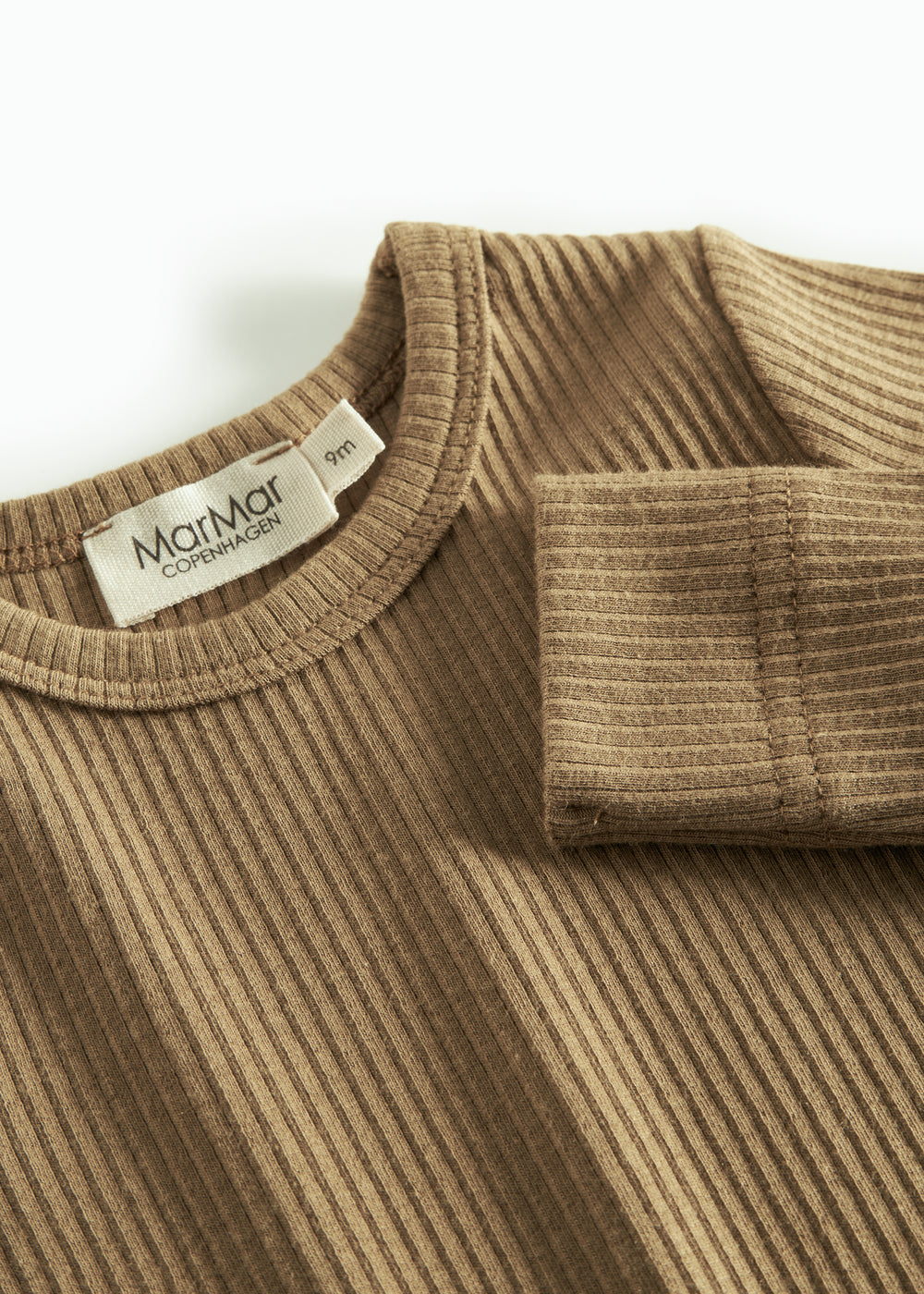 Brun ribstrikket babybody med lange ærmer og knapper mellem benene