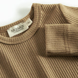 Brun ribstrikket babybody med lange ærmer og knapper mellem benene