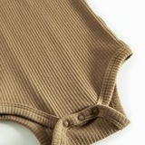 Brun ribstrikket babybody med lange ærmer og knapper mellem benene