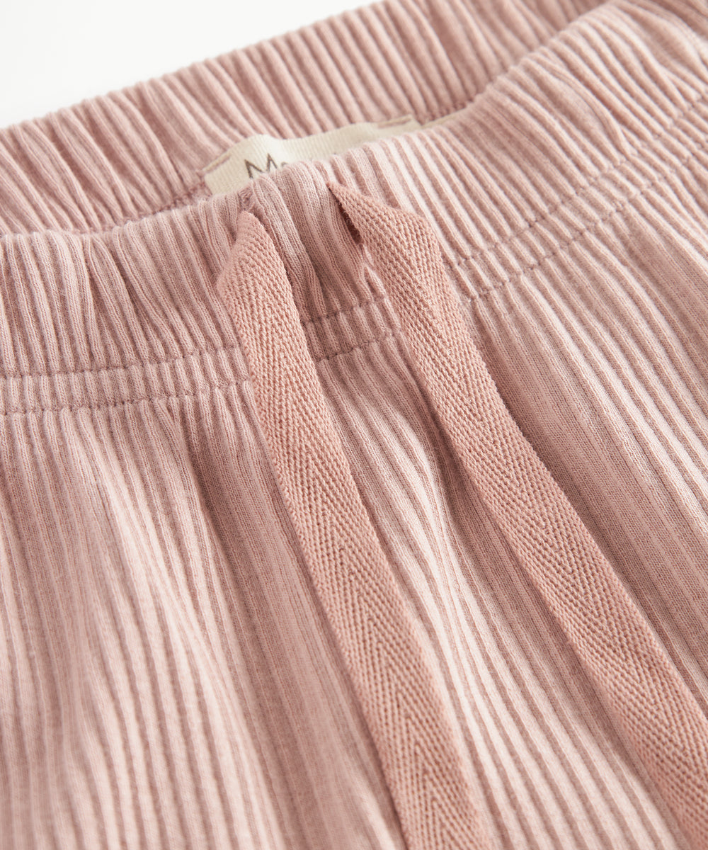 Lyserøde ribstrikkede babybukser med elastisk talje og snor
