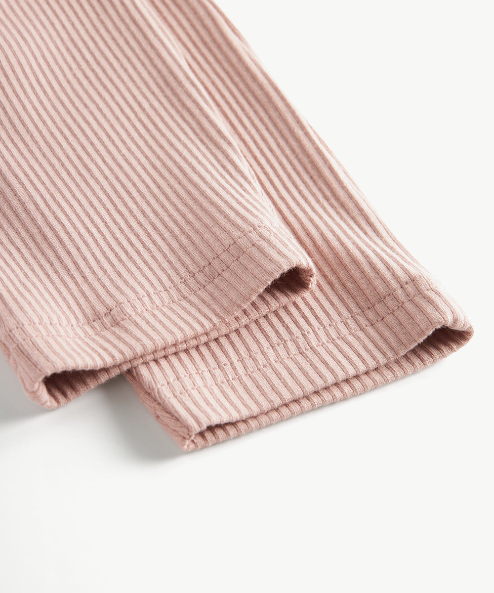 Lyserøde ribstrikkede babybukser med elastisk talje og snor