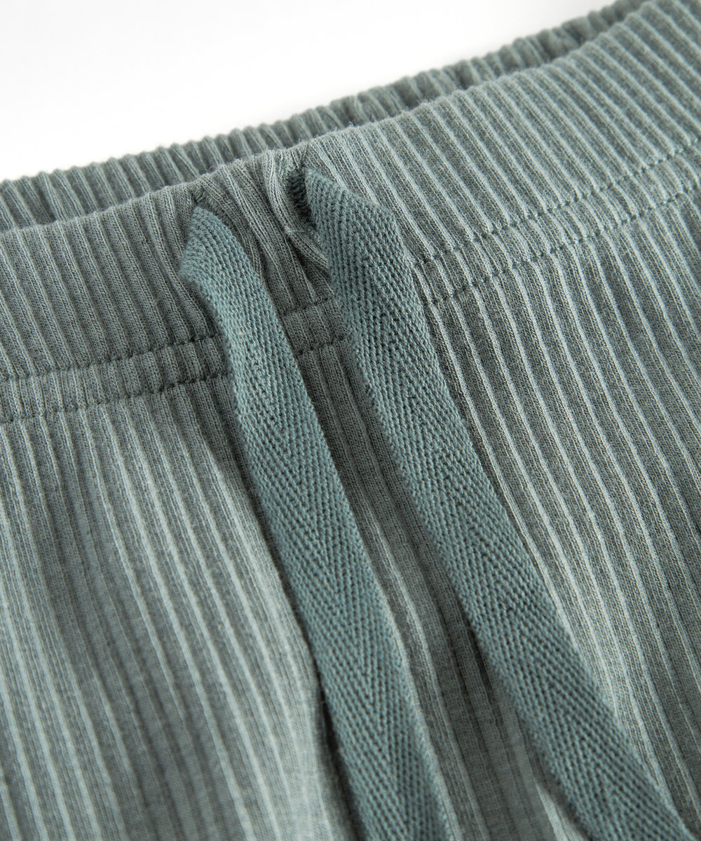 Grøne ribstrikkede babybukser med snøre i taljen