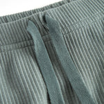 Grøne ribstrikkede babybukser med snøre i taljen